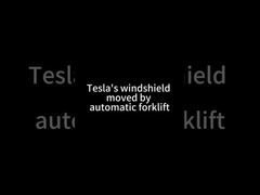 Sebuah forklift otomatis mengangkat palet dengan beban 1500kg dan ketinggian 1,8 meter