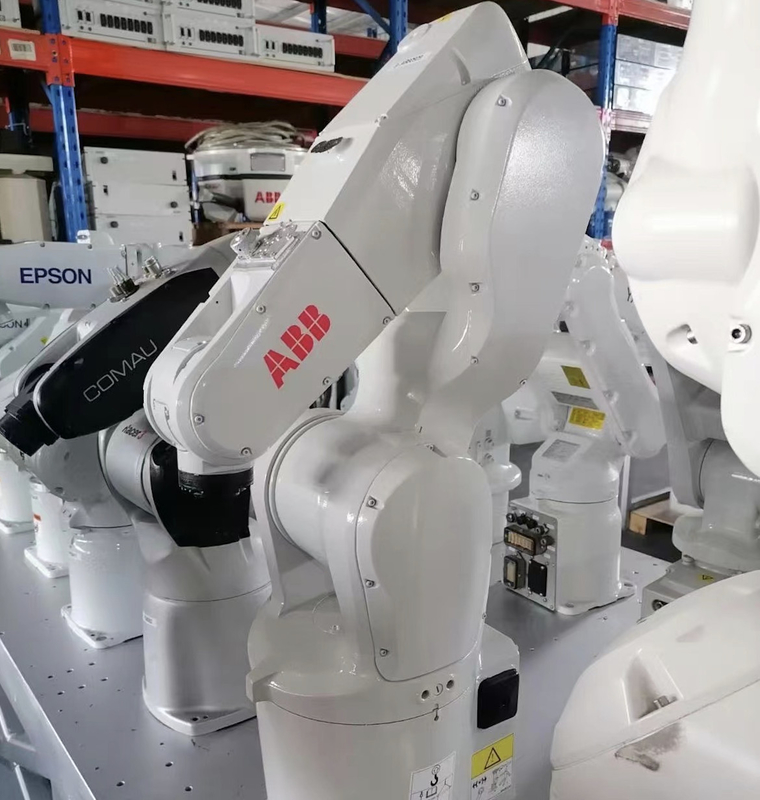 ABB IRB1200-5/0.9 Lengan Robot Industri 6 Sumbu Bekerja Dengan Robot Penglihatan Bagus Saat Perakitan