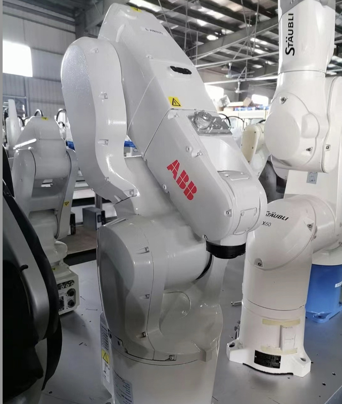 ABB IRB1200-5/0.9 Lengan Robot Industri 6 Sumbu Bekerja Dengan Robot Penglihatan Bagus Saat Perakitan