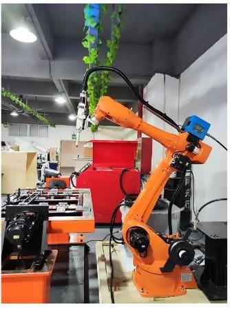 Sistem Robot Pengelasan Laser Serat Otomatis 2000W Mesin Solder Laser 6 Sumbu Untuk Logam Aluminium