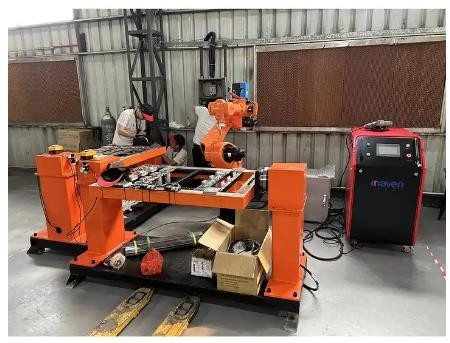 Sistem Robot Pengelasan Laser Serat Otomatis 2000W Mesin Solder Laser 6 Sumbu Untuk Logam Aluminium