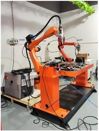 Sistem Robot Pengelasan Laser Serat Otomatis 2000W Mesin Solder Laser 6 Sumbu Untuk Logam Aluminium