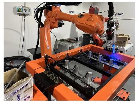 Sistem Robot Pengelasan Laser Serat Otomatis 2000W Mesin Solder Laser 6 Sumbu Untuk Logam Aluminium