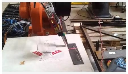 Sistem Robot Pengelasan Laser Serat ABB Kuka Fanuc 6 Axis Lengan Robot Kedalaman 0,04-6mm